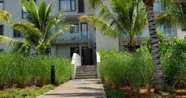 accessible aux étrangers et aux mauriciens: a vendre penthouse dans un complexe d'appartements de luxe avec vue mer à roches noires.