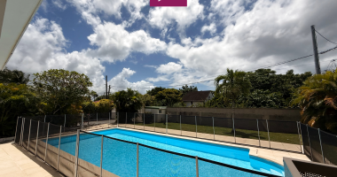 location villa f5 avec entretien piscine et jardin  inclus