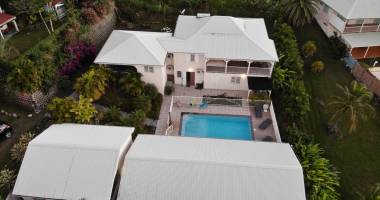 bouillante - complexe touristique et villa - piscine - vue mer