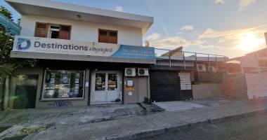 1 appartements + 2 locaux commerciaux