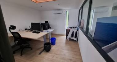 locaux professionnel de 95m² a l'étage