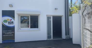 local 57 m2 avec parking