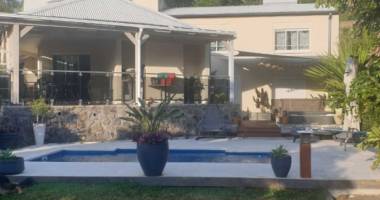 Écrin de vie familial au cœur d'un jardin paysager