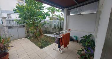 a vendre à saint-andré centre appartement f3 duplex de 60m2  avec cour privative 