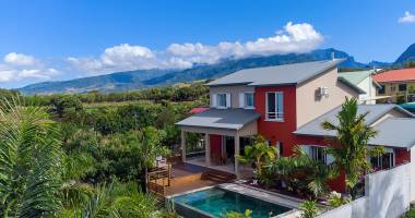 maison familiale moderne avec piscine à l'entre-deux