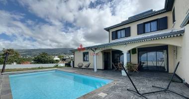 villa t5 (4 chambres) de 155m2 avec piscine et vue mer à sainte-clotilde