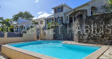 À louer - villa meublee avec piscine de type 6 d'environ 138,30 m2 - saint-pierre - 2 128 €