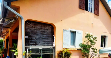 a vendre propriété composée d'une villa f5 et d'un appartement f3. ensemble loué situé à bras des chevrettes,