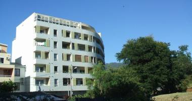 f3 champ fleuri vide d'occupant