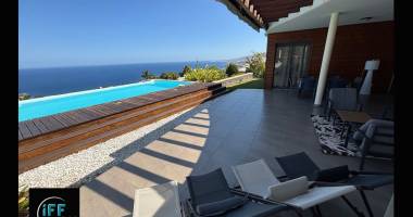 villa f5/6 de plain pied de 150m2, varangue de 50m2 sur une double parcelle de  1000m2.