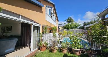 a vendre maison à étage f5/6 sur un terrain de 554 m2 à  saint andré secteur champ borne