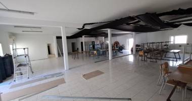À louer local commercial 242m² climatisé – ste-clotilde – parking – proche boulevard sud – idéal bureaux, formation, coworking