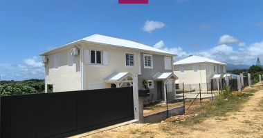 a louer maison mitoyenne f4 duplex neuve avec jardin clôturé et portail