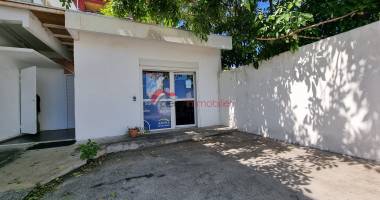 local commercial 48 m2 avec parking