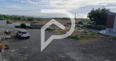 a louer sur axe passant - terrain à saint pierre