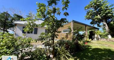 saint joseph 97480 - ensemble immobilier en bon etat general - bord de route - potentiel indeniable