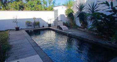 a louer charmante maison à étage de type f4 de 121 m2 sh avec piscine au sel sur le port ( côté possession)