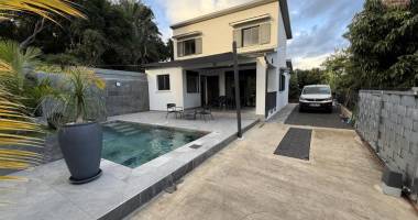 jolie maison neuve de 100 m² habitables en r+1, à proximité du centre-ville d'etang salé les hauts, sur un terrain plat de 300 m² avec piscine.