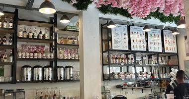 fonds de commerce - frais, calme et déco : un salon de thé accueillant en coeur de saint pierre