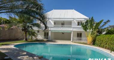 grande villa familiale 5 chambres avec jardin et piscine au coeur de saint-pierre dispo 18/08/2025