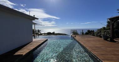 a louer villa d'exception avec 4 chambres, piscine et vue mer à la montagne