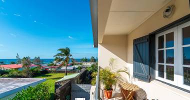 bien immobilier composé d'un local commercial au rdc et d'un appartement f3 à l'étage avec balcon en vente