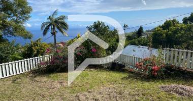 maison  f3/4 à rafraichir avec beaux volumes et grand terrain