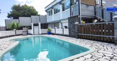 a vendre belle villa avec piscine à proximités des commodités