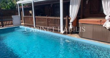 À louer - villa meublee avec piscine et jacuzzi de type t6 d'environ 158.52 m2 - saint-joseph - 2 186.00 €