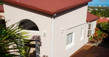 a vendre à la possession superbe villa f4 type provençale avec piscine, vue sur mer et le port .