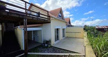 saint joseph 97480 - maison À etage - entretenue et lumineuse - vue mer - proche commodites