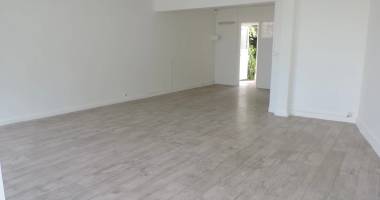 sh 4523 :   local professionnel ou commercial de 50 m²  au centre ville tampon:
