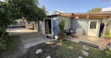 charmante maison rénovée à roche maigre f4 de 110 m² habitables implantée sur 199 m² de terrain plat avec deux places de parking, jardin arboré, fleuri et clôturé.