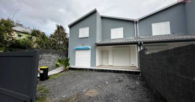 a louer villa récente de type f4 à proximité immédiate du centre ville de bras-panon