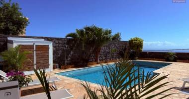 a vendre à la montagne belle villa avec piscine et vue magnifique sur l'océan