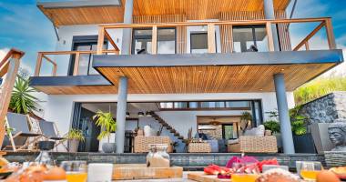 villa d’exception vue mer, au calme, avec piscine à débordement   les avirons