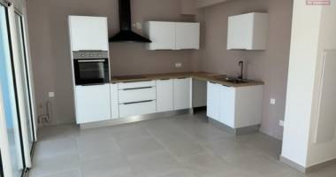 a louer villa de ville récente de type f4 en r+1 en centre ville de saint-andré