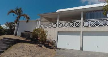 villa f4 vue mer  saint gilles les bains 173m2 habitable avec 3 chambres, 1 grand balcon, 1 grand jardin, 2 salle d'eau, 2 wc et 1 salon spacieux