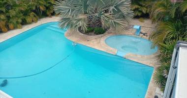 a vendre villa f5 + t2 de 200 m2 habitable à proximité de la plage de trou d'eau à la saline les bains