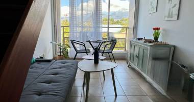 appartement t2 duplex meublé avec vue montagne - dernier étage   le tampon