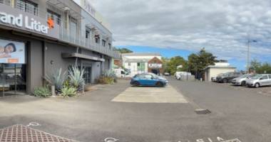 hangar avec bureaux et parking