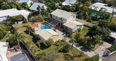 belle propriété f5/6 avec garages et piscine, idéalement située en hyper centre d'etang salé les hauts, en impasse, implantée sur un terrain plat de 1515 m² sans vis à vis.