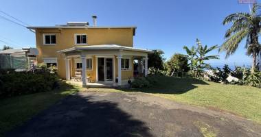 grande propriété f8 en r+1 avec garage sur 1004 m² de terrain , située à 500 m d'altitude à 10 minutes de l'hyper centre d'etang salé les hauts, en impasse, avec vue océan imprenable.