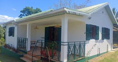 ravine des cabris - jolie maison  f4 meublée de 90 m2 entièrement rénovée sur terrain de 1 000m² - loyer 1 720 ttc -disponible des suite