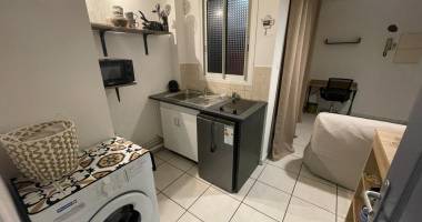 fabien teka immo loue un studio meublé de 17.5m² situé à proximité du collège saint michel, à saint denis